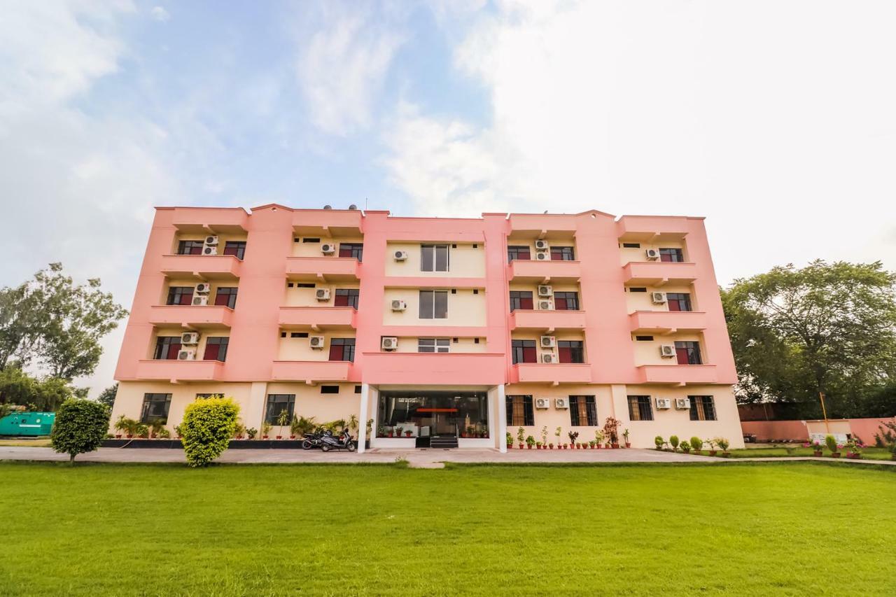 Capital O 60233 Brij Ki Rasoi Deluxe Hotel Lucknow Bagian luar foto
