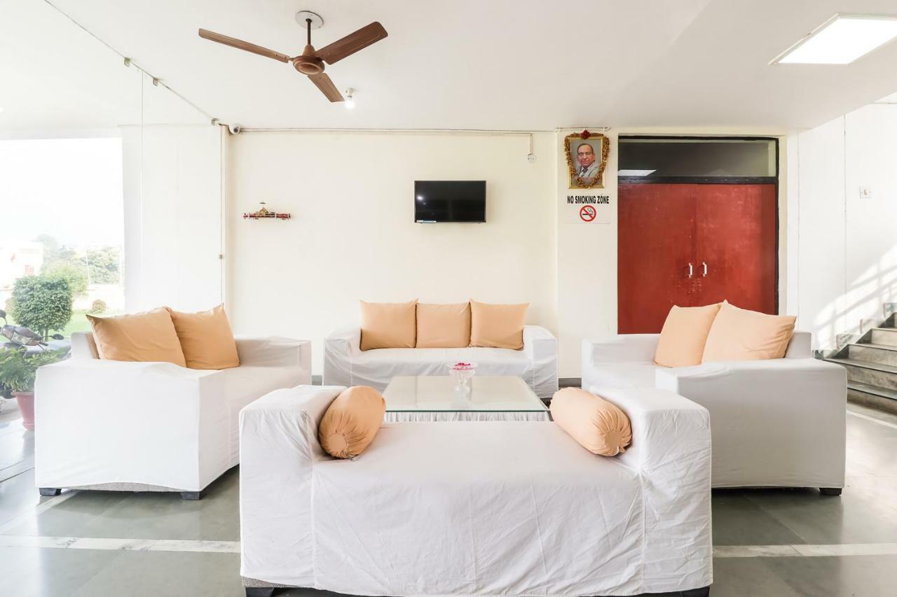 Capital O 60233 Brij Ki Rasoi Deluxe Hotel Lucknow Bagian luar foto